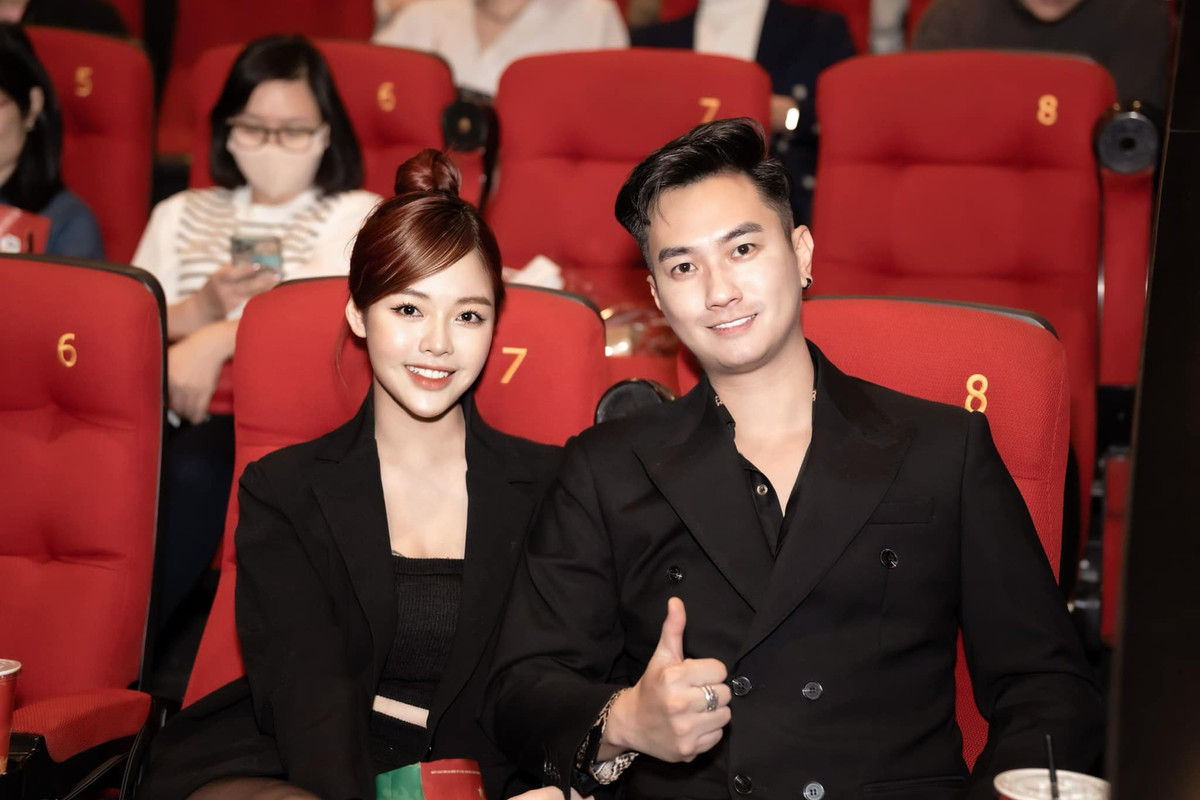 Cặp vợ chồng trẻ chăm tương tác trên mạng xã hội và trao cho nhau những lời ngôn tình.