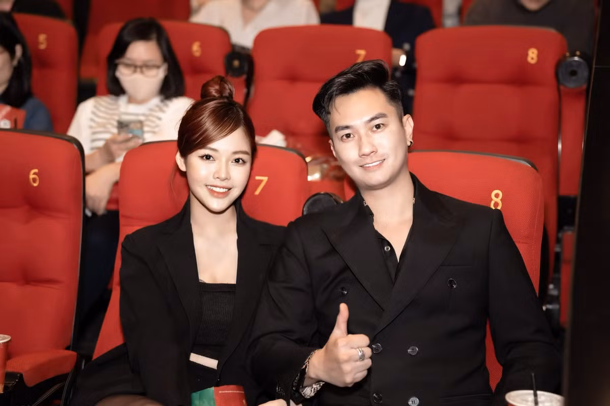 Cặp vợ chồng trẻ chăm tương tác trên mạng xã hội và trao cho nhau những lời ngôn tình.