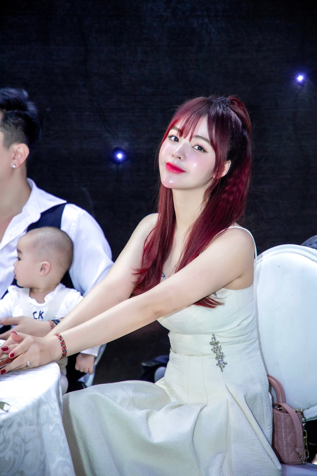 Vợ hot girl của Anh Tuấn "Phố trong làng" còn chịu khó khoe vòng một căng tràn sau khi sinh nở qua những thiết kế cúp ngực, ôm sát.