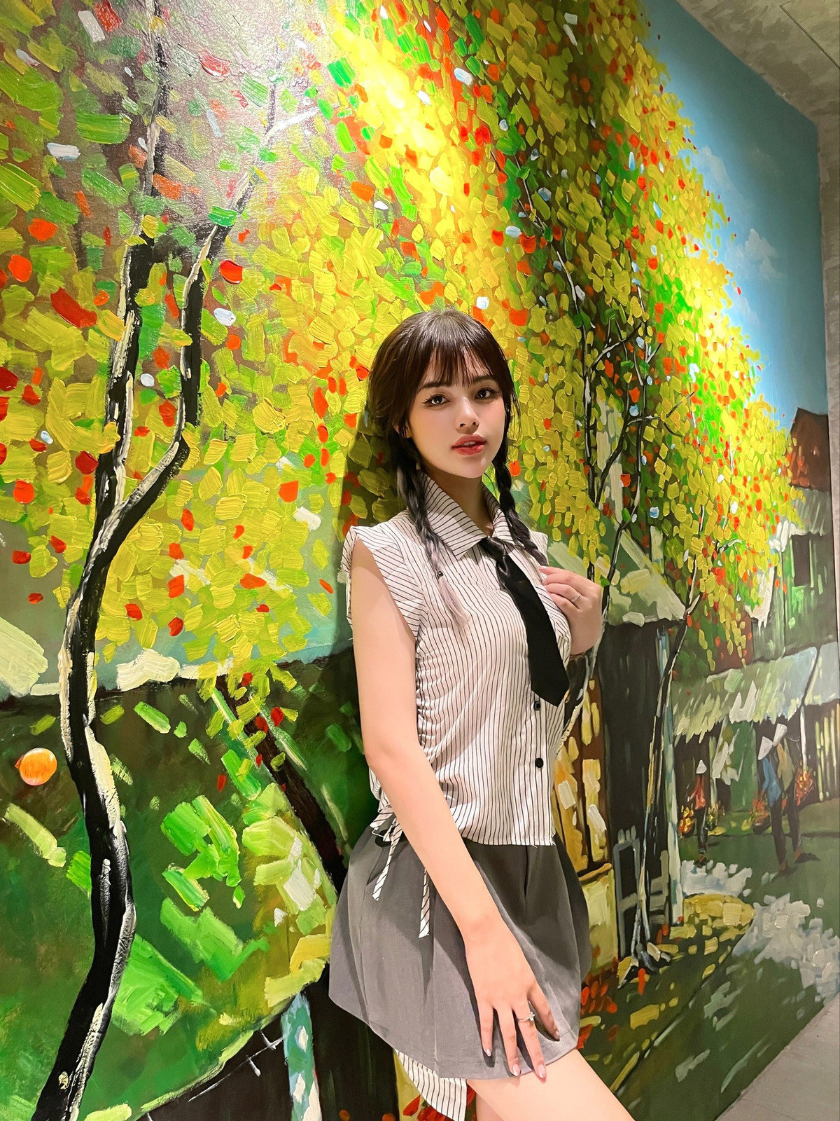 Là một chuyên gia trang điểm nên mỹ nhân họ Lâm biết cách làm đẹp và tạo sự thu hút với người đối diện.