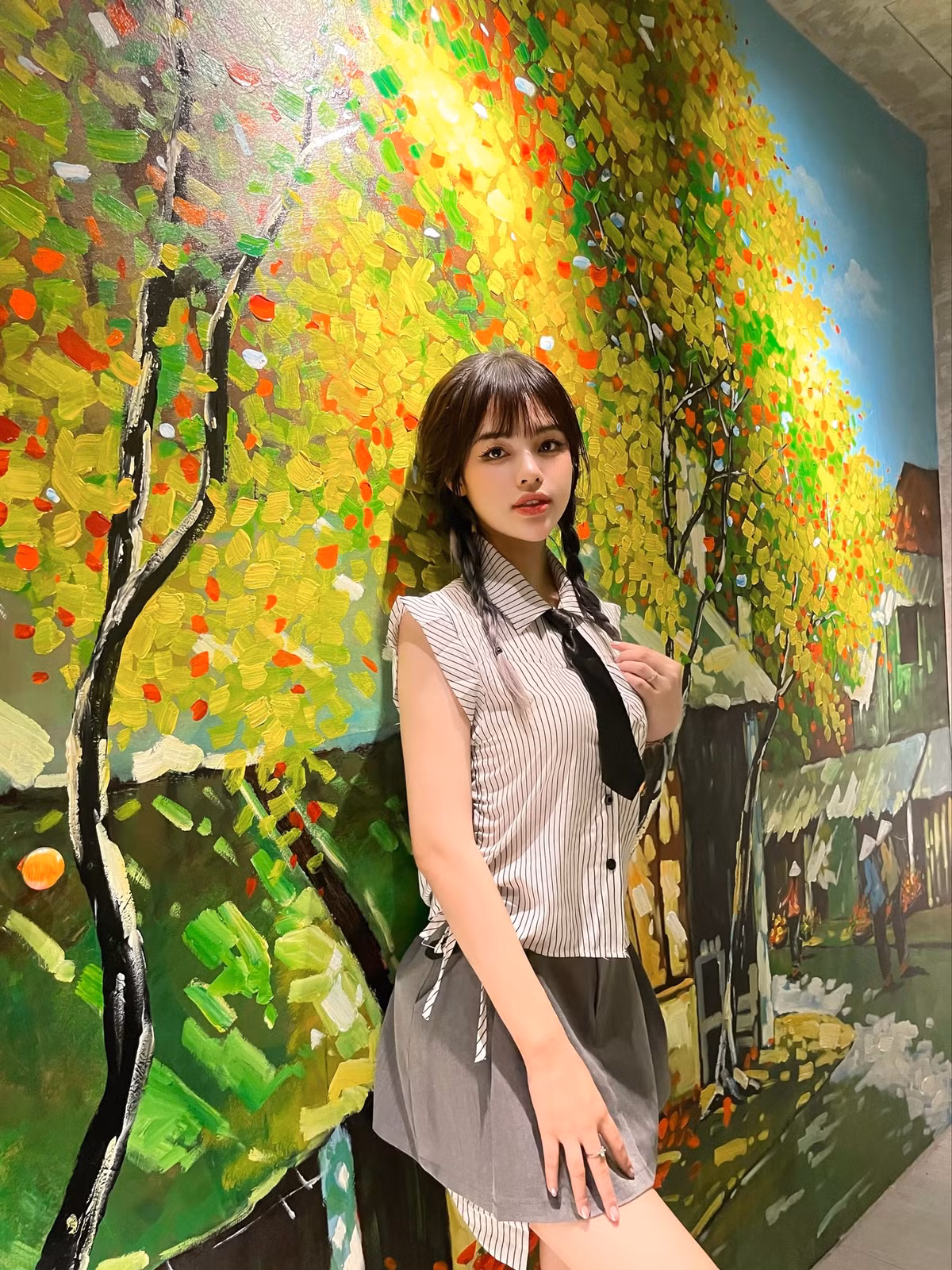 Là một chuyên gia trang điểm nên mỹ nhân họ Lâm biết cách làm đẹp và tạo sự thu hút với người đối diện.