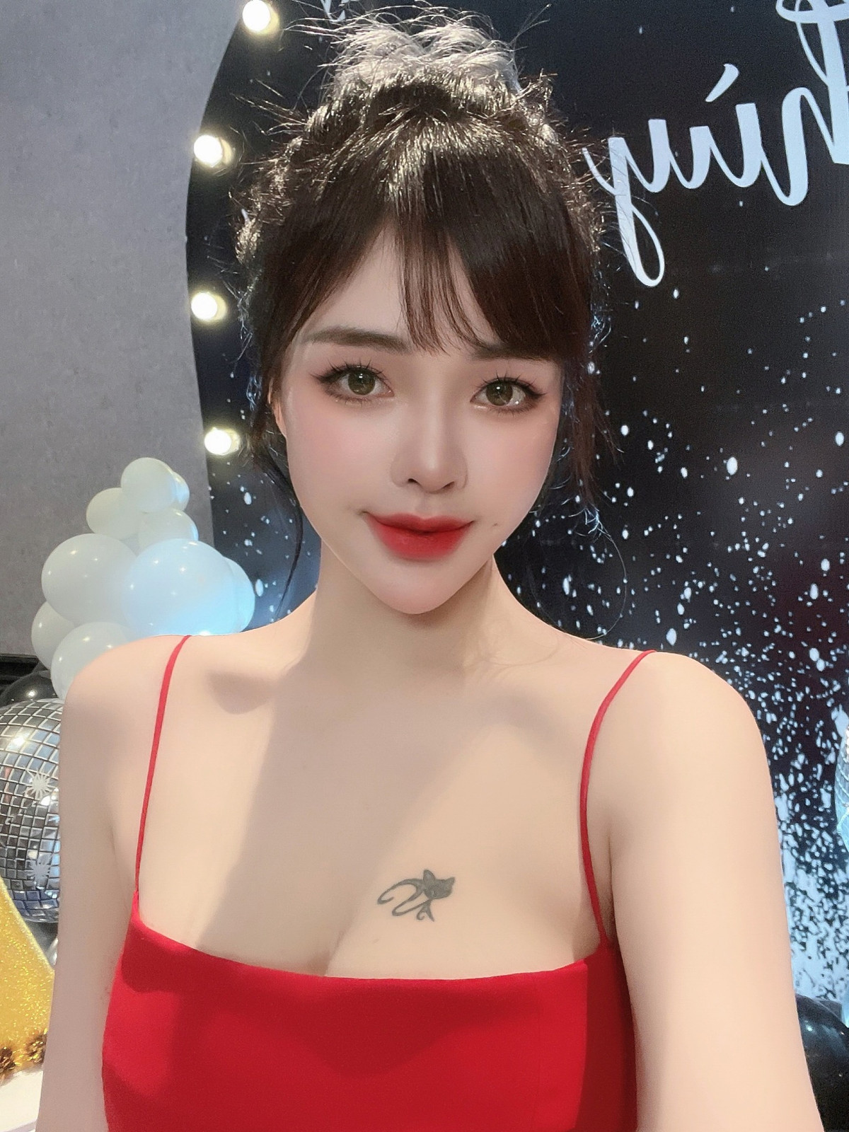 Không chỉ có gương mặt xinh như hot girl, mỹ nhân sinh năm 2001 còn sở hữu vóc dáng đồng hồ cát nóng bỏng.