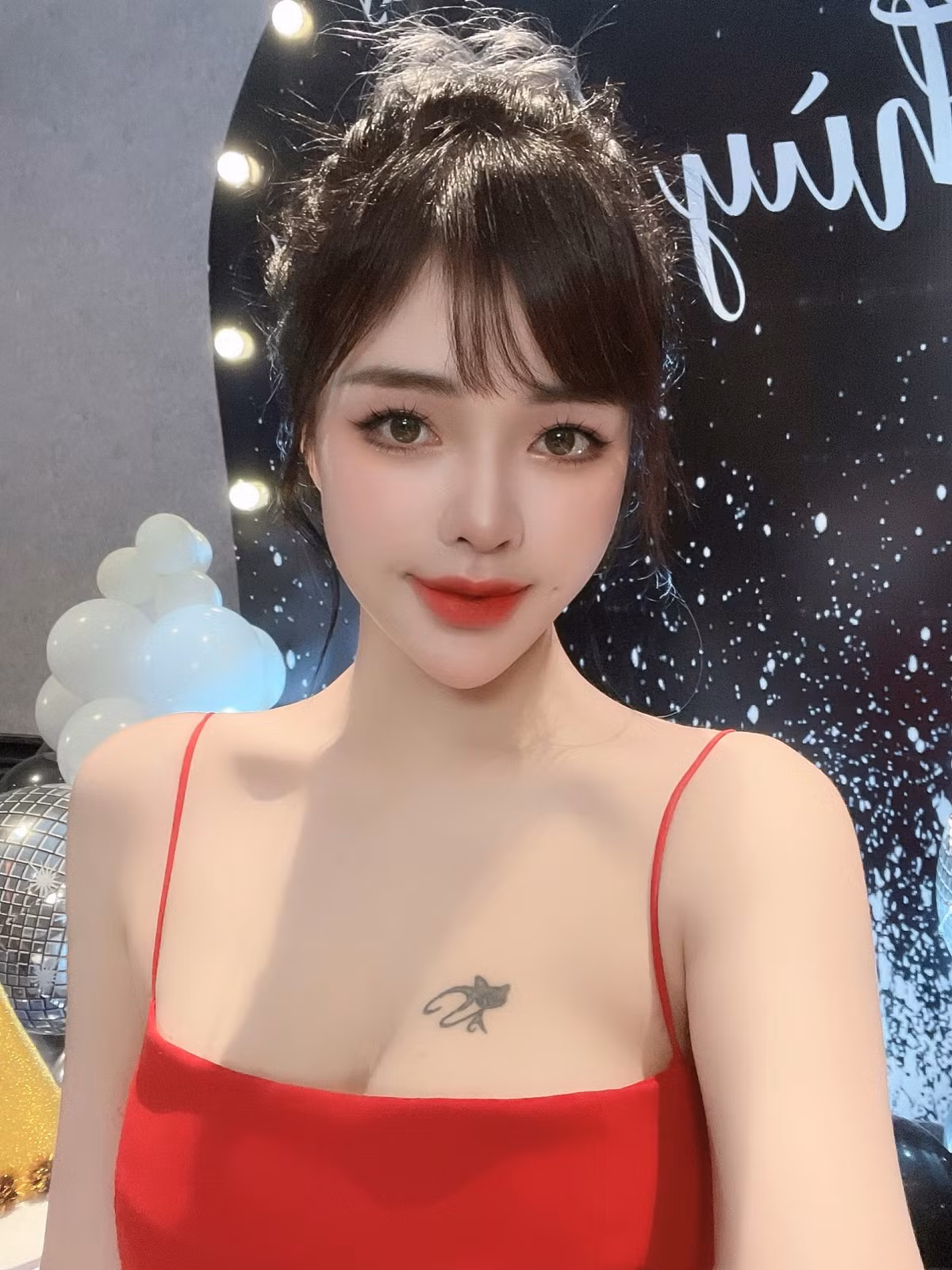 Không chỉ có gương mặt xinh như hot girl, mỹ nhân sinh năm 2001 còn sở hữu vóc dáng đồng hồ cát nóng bỏng.