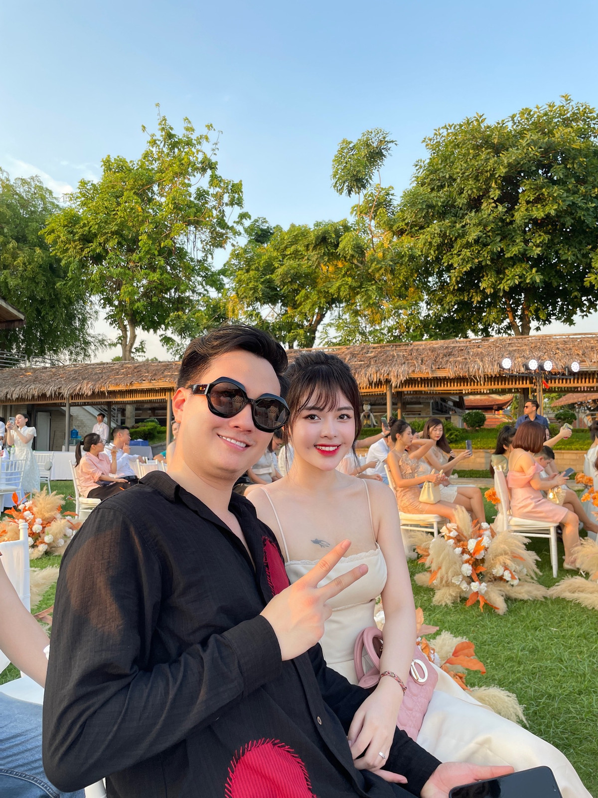 Giữa rắc rối diễn viên Anh Tuấn lên tiếng bênh vực cho chồng cũ của Diệp Lâm Anh và "khẩu chiến" với fan của nữ người mẫu, vợ trẻ kém 11 tuổi của nam diễn viên bất ngờ gây chú ý.