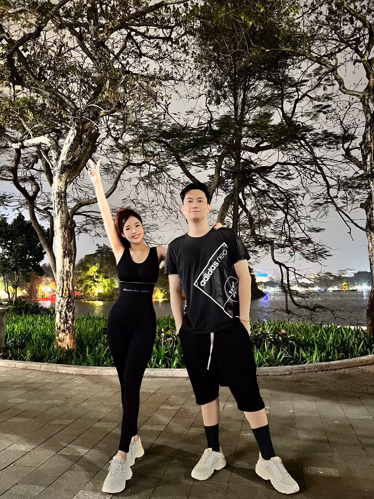 Diễn viên Anh Tuấn và vợ kém 11 tuổi thường xuyên khoe khoảnh khắc hạnh phúc bên nhau.