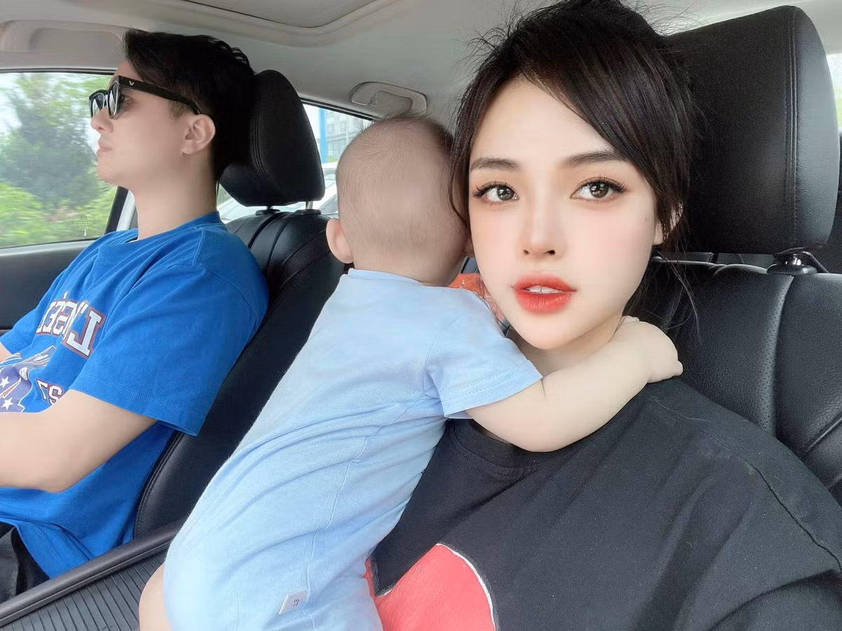 Trước khi vướng lùm xùm trên mạng, diễn viên Anh Tuấn và vợ trẻ là Lâm Diễm Quỳnh thu hút sự quan tâm với hình ảnh gia đình hạnh phúc. Cả hai kết hôn vào năm 2022 và sớm chào đón con trai đầu lòng.