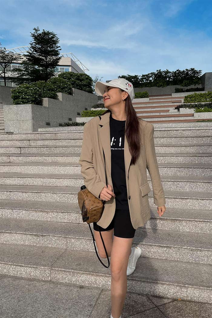 Chính nhờ phong cách tối giản trẻ trung mà trông người mẫu Thanh Hằng luôn trẻ hơn so với tuổi thực.