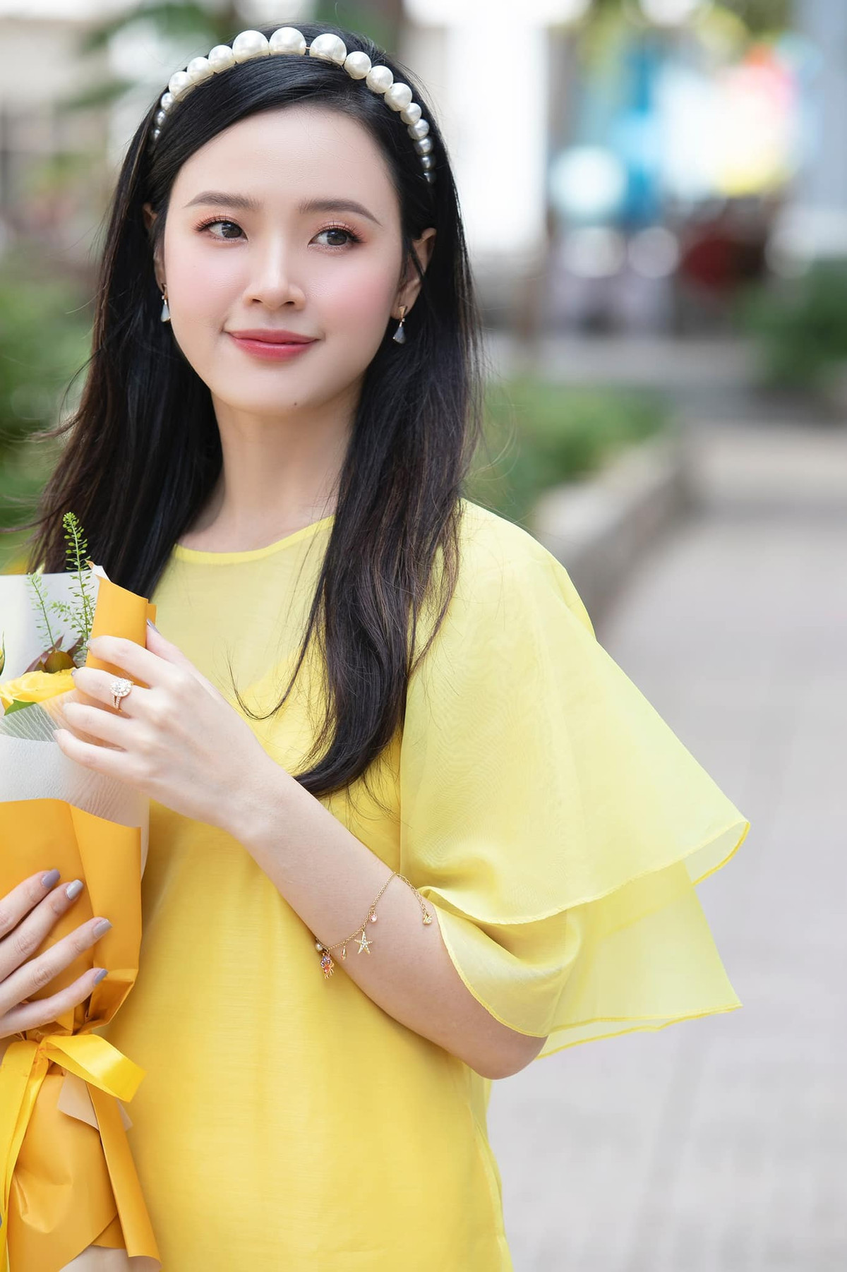 Vẻ đẹp trong veo của cô giáo Midu trong ngày trở lại ngôi trường cũ.