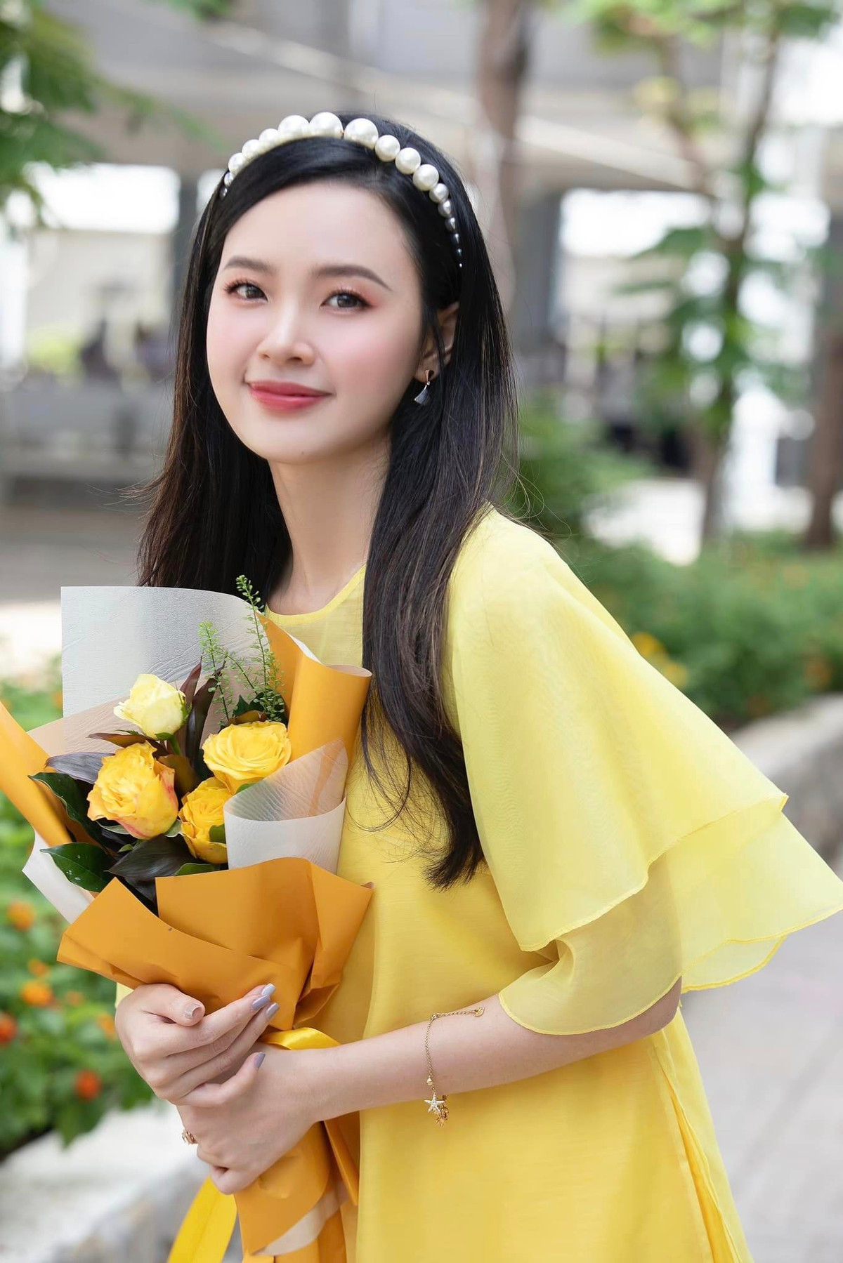 Cô bày tỏ: "Thật tự hào được trưởng thành từ ngôi trường này và vô cùng biết ơn các thầy cô đã dạy dỗ, dìu dắt em trong những năm tháng tuổi thơ nhiều ngây ngô đó".