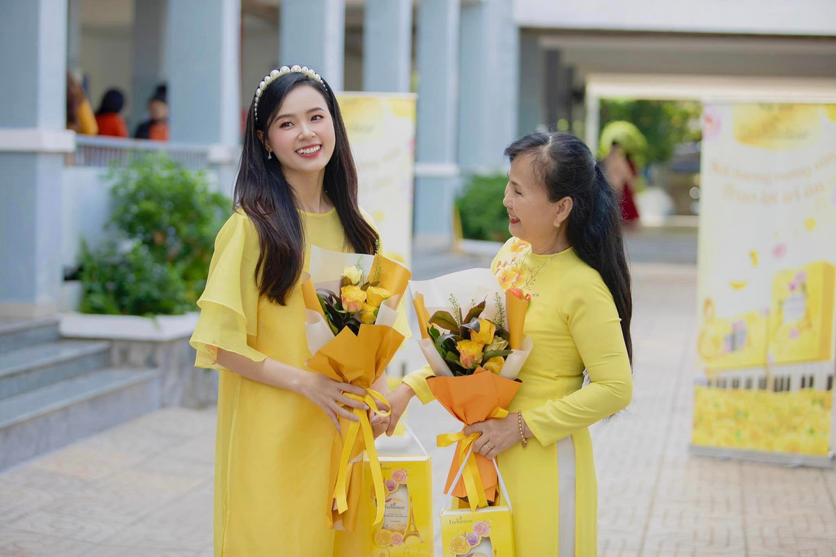 Nhân ngày 20/11, giảng viên 34 tuổi về thăm lại ngôi trường Gia Định thân yêu và trao những bó hoa, món quà nhỏ tri ân các thầy cô. Ảnh: Midu bên cô giáo chủ nhiệm lớp 12 của mình.