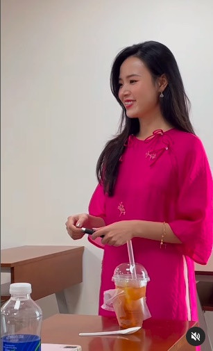 Trên lớp học, cô giáo 8X nở nụ cười rạng rỡ khi nhận được nhiều lời chúc của học sinh.