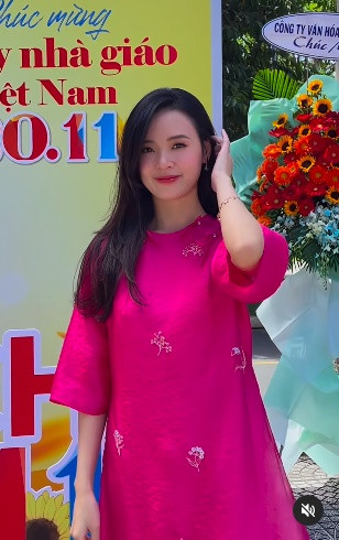 "Cô giáo hot nhất Vbiz" diện áo dài rực rỡ khoe nhan sắc vô cùng xinh đẹp và trẻ trung giữa sân trường.