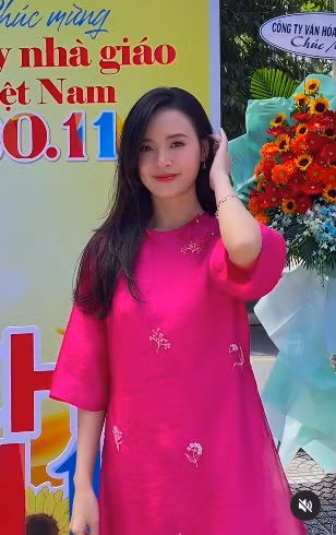 "Cô giáo hot nhất Vbiz" diện áo dài rực rỡ khoe nhan sắc vô cùng xinh đẹp và trẻ trung giữa sân trường.