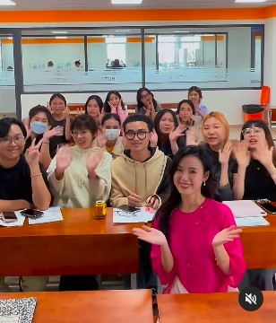 Nữ giảng viên Đại học Công nghệ TP HCM bày tỏ đã theo ngành sư phạm được 6 năm. Với Midu, đi dạy cũng có những niềm vui và bất ngờ khi nhận được nhiều tình cảm của sinh viên.