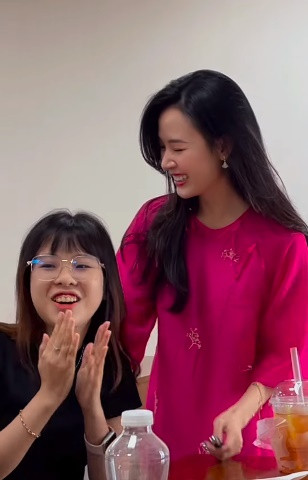 Không chỉ chúc cô vui vẻ, xinh đẹp, ngày càng thành công trong sự nghiệp, học trò của Midu còn chúc cô giáo tài năng của mình "có thêm nhiều sổ đỏ".