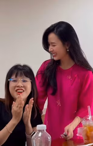 Không chỉ chúc cô vui vẻ, xinh đẹp, ngày càng thành công trong sự nghiệp, học trò của Midu còn chúc cô giáo tài năng của mình "có thêm nhiều sổ đỏ".