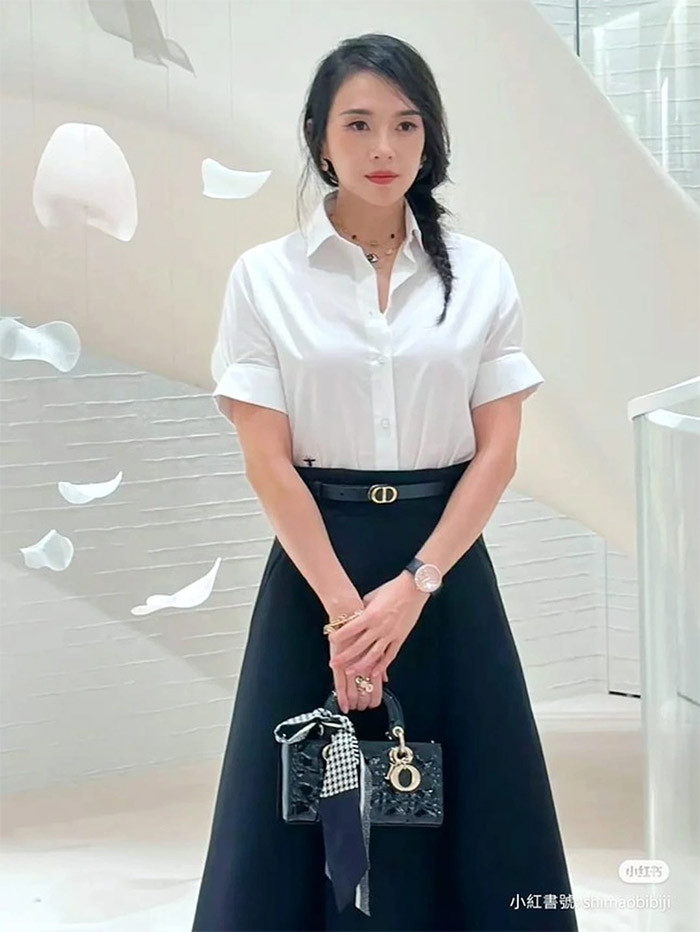 Ngày 27/10, Chương Tử Di lần đầu tiên xuất hiện trước công chúng sau khi tuyên bố ly hôn Uông Phong khi tham dự sự kiện ở Bắc Kinh (Trung Quốc). Cô diện áo sơ mi trắng và chân váy chữ A màu đen thanh lịch, tóc tết một bên giản dị. (Ảnh: Sina)