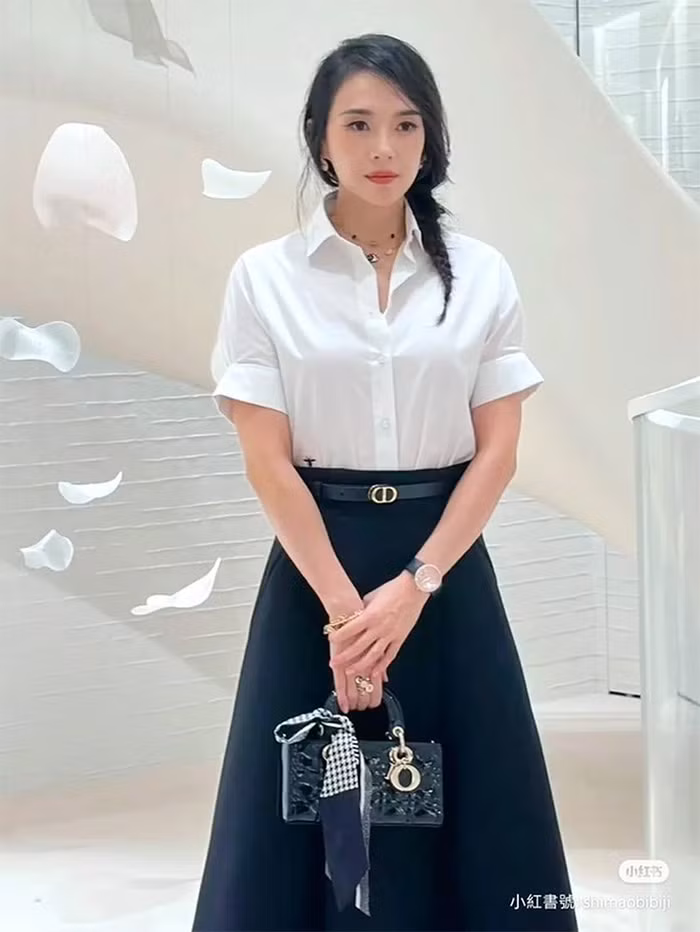 Ngày 27/10, Chương Tử Di lần đầu tiên xuất hiện trước công chúng sau khi tuyên bố ly hôn Uông Phong khi tham dự sự kiện ở Bắc Kinh (Trung Quốc). Cô diện áo sơ mi trắng và chân váy chữ A màu đen thanh lịch, tóc tết một bên giản dị. (Ảnh: Sina)