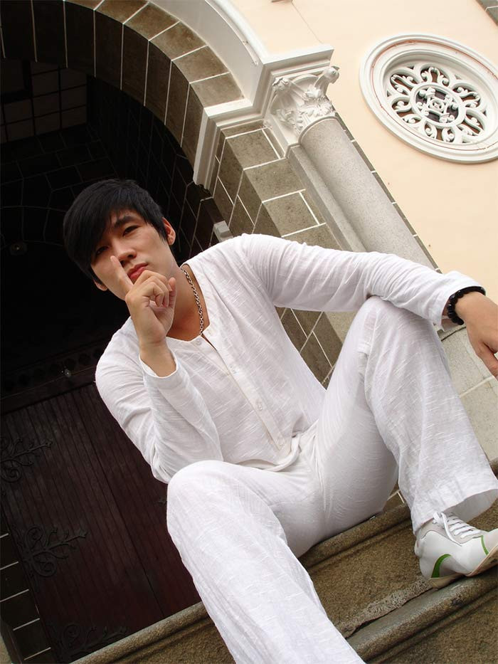 Mặc dù công khai hình ảnh bạn gái nhưng nam ca sĩ sinh năm 1981 lại che mặt và nhất định không tiết lộ danh tính người yêu.