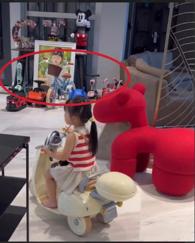 Dù mới 3 tuổi nhưng Suchin đã sở hữu dàn "siêu xe" không kém cạnh bố như xe hơi điện, xe máy điện, xe 3 bánh,...