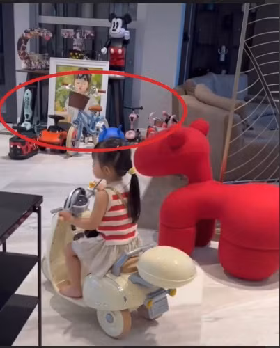 Dù mới 3 tuổi nhưng Suchin đã sở hữu dàn "siêu xe" không kém cạnh bố như xe hơi điện, xe máy điện, xe 3 bánh,...