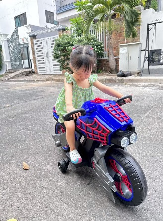 Trước đó, doanh nhân phố núi còn đăng tải clip được con gái lái "siêu xe" hộ tống khi đang chạy bộ.