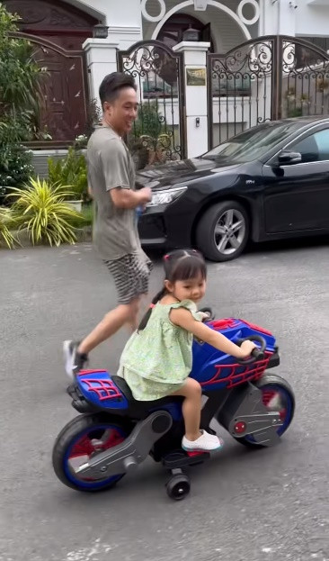 Nam doanh nhân tiết lộ sở thích của con gái: "Bao nhiêu chiếc màu hồng nữ tính thì không chọn. Nhất định phải chọn chiếc moto spider man này thì chị mới chịu. Hảo con gái".