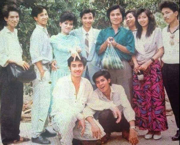 Được biết, Quyền Linh - Lý Hải là đôi bạn thân. Cả hai từng là bạn chung lớp của khóa 10 (năm 1986) tại trường Nghệ thuật Sân khấu 2 (nay là trường Đại học Sân khấu - Điện ảnh TP HCM). Trong ảnh, Lý Hải (ngoài cùng bên trái) và Quyền Linh (áo trắng, quần trắng) thời còn học chung trường.