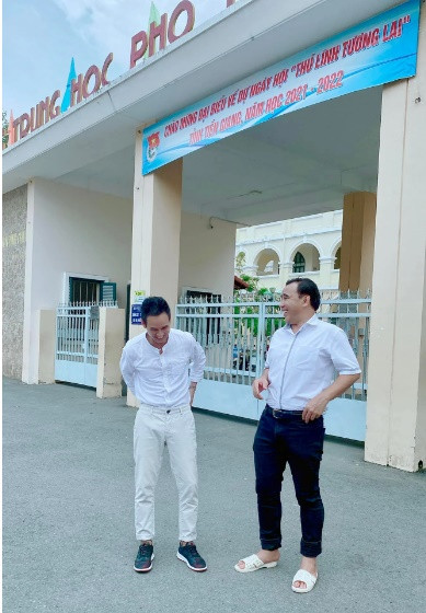 Lý Hải và Quyền Linh đều đến từ Tiền Giang. Dù đều nổi tiếng và giàu có nhưng cả hai vẫn sống giản dị, ăn mặc không cần hàng hiệu.