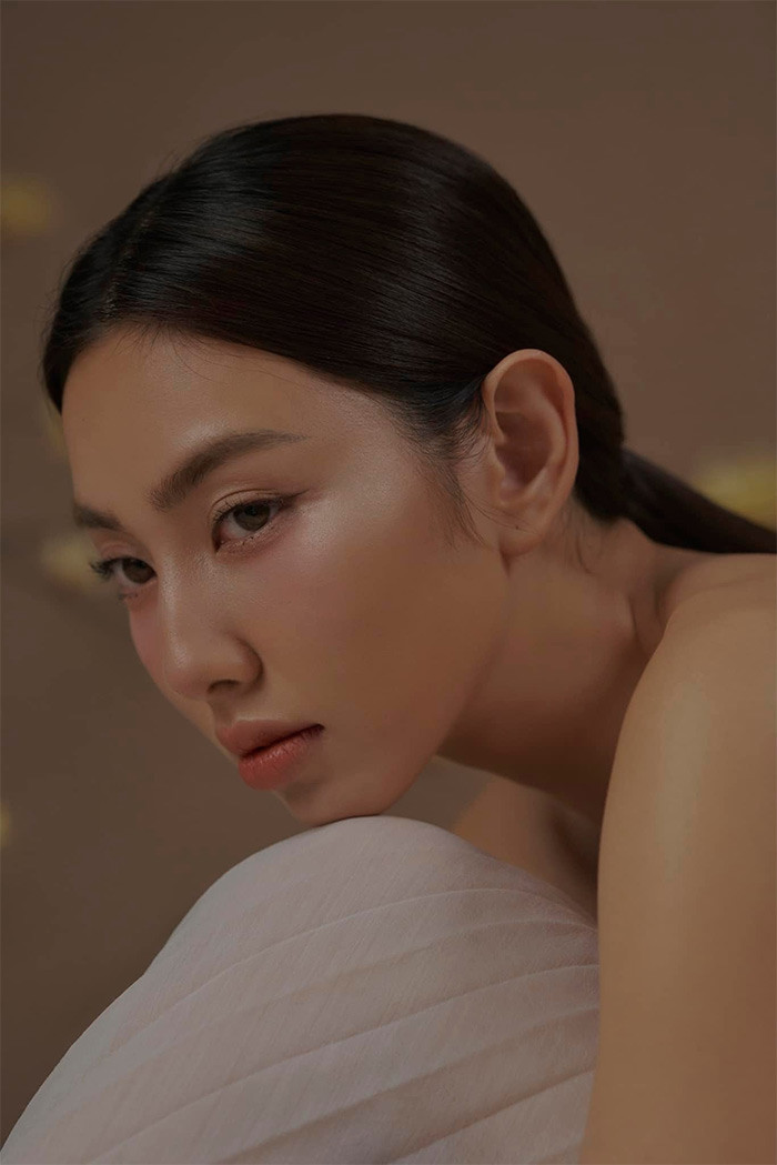 Người đẹp 9x tích cực hoạt động nghệ thuật song song đó là những dự án cho cộng đồng như dự án xây trường tại các vùng sâu vùng xa cùng team Việt Phi, series "Những điều nhỏ xíu" với mục đích kêu gọi mọi người cùng làm việc tốt...