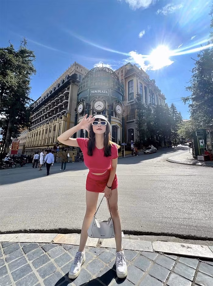 Trong phim, Huyền Thạch thường thủ vai các nhân vật đanh đá, ghê gớm. Ngoài đời nữ diễn viên cũng là một cô gái cá tính.