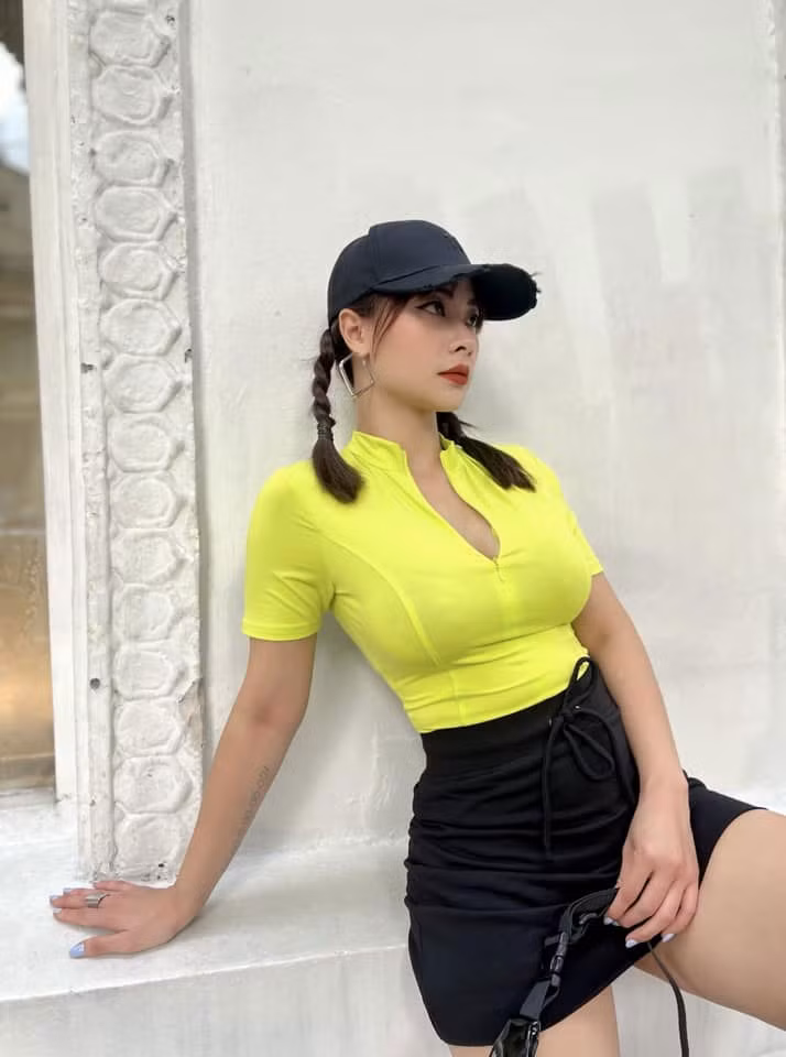 “Một cô gái cá tính vừa là ưu điểm vừa là khuyết điểm. Sự mạnh mẽ giúp tôi kiên cường và dễ đứng dậy trước những khó khăn, vấp ngã. Nhưng nếu lúc nào cũng mạnh mẽ, thì bản thân sẽ rất mệt mỏi. Chính vì vậy mà nhiều năm qua, tôi đã rèn luyện bản thân bớt ngang bướng, khi cứng rắn, khi mềm mỏng, để có thể đón nhận nhiều cơ hội đến với mình hơn”, Huyền Thạch bộc bạch.