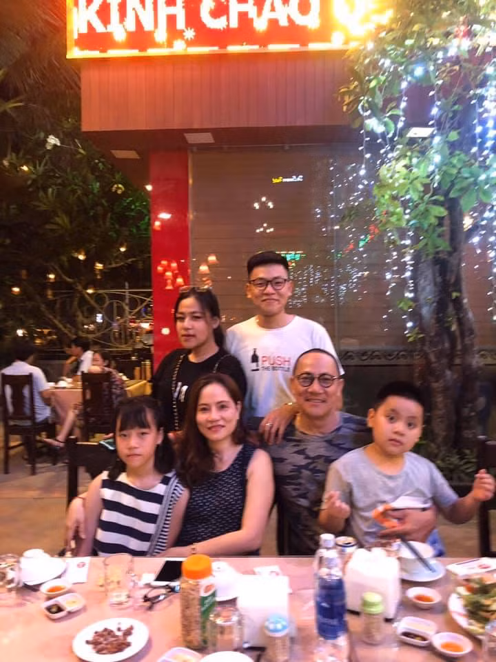 Chia sẻ trên trên Vietnamnet, NSƯT Hoàng Hải từng lý giải việc gọi bà xã như vậy là bởi anh thấy chị phi thường lắm khi một mình có thể xoay sở với 4 đứa trẻ. Với nam nghệ sĩ, mẹ của các con anh luôn là số 1.