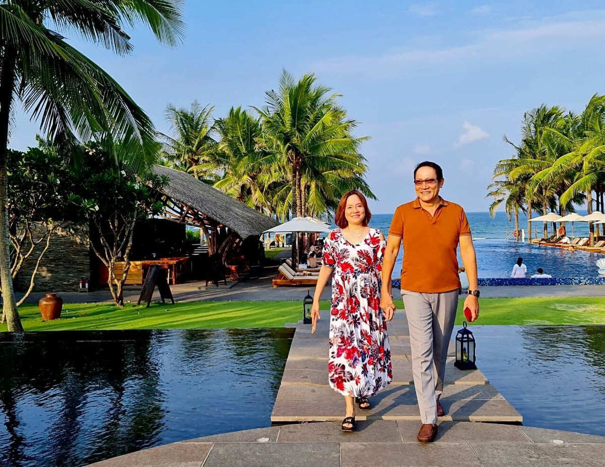 Trong khoảnh khắc đưa bà xã đi du lịch, NSƯT Hoàng Hải từng dí dỏm viết: “Bù cho những lúc hai đứa không rảnh lắm nên nhân tiện hai đứa đang rảnh, biển lại xanh, mây lại trắng, nắng lại vàng... anh Hải quyết định dắt người yêu đi chơi”.