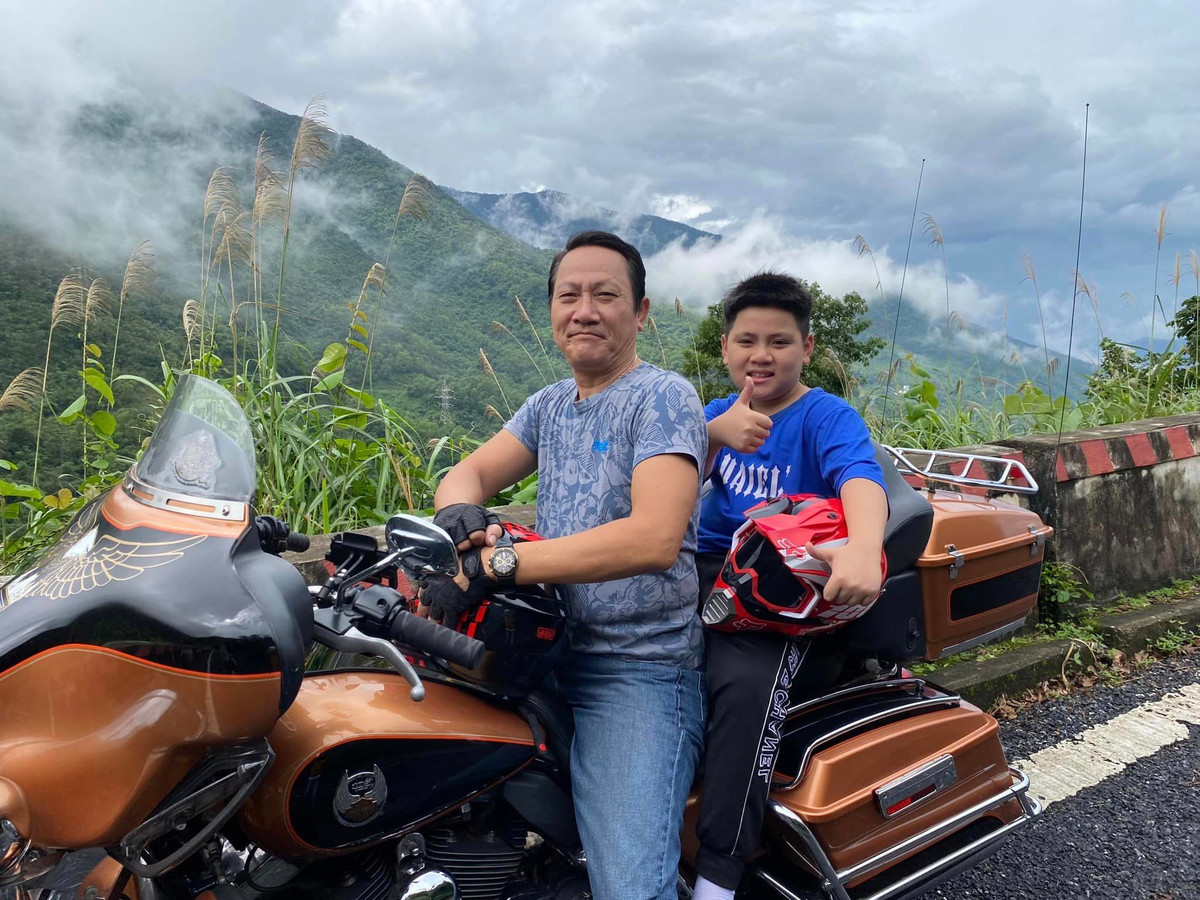 Thời gian rảnh, nam diễn viên đưa con trai đi ra ngoài trải nghiệm.