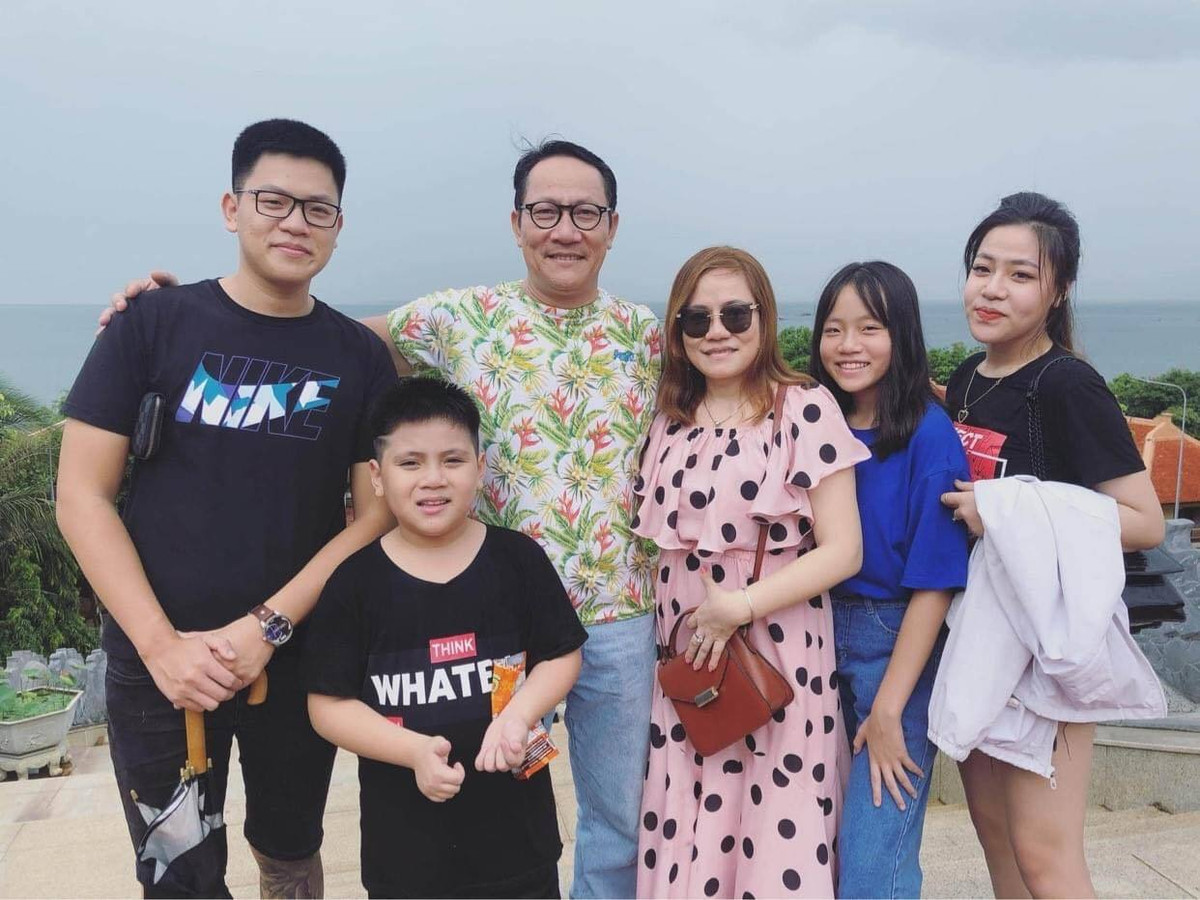 Trong những lần chia sẻ trên truyền thông, nam nghệ sĩ dành nhiều lời "có cánh" gửi tới bà xã - người phụ nữ đã thay anh vun vén, chu toàn cho tổ ấm để chồng yên tâm theo đuổi nghệ thuật.