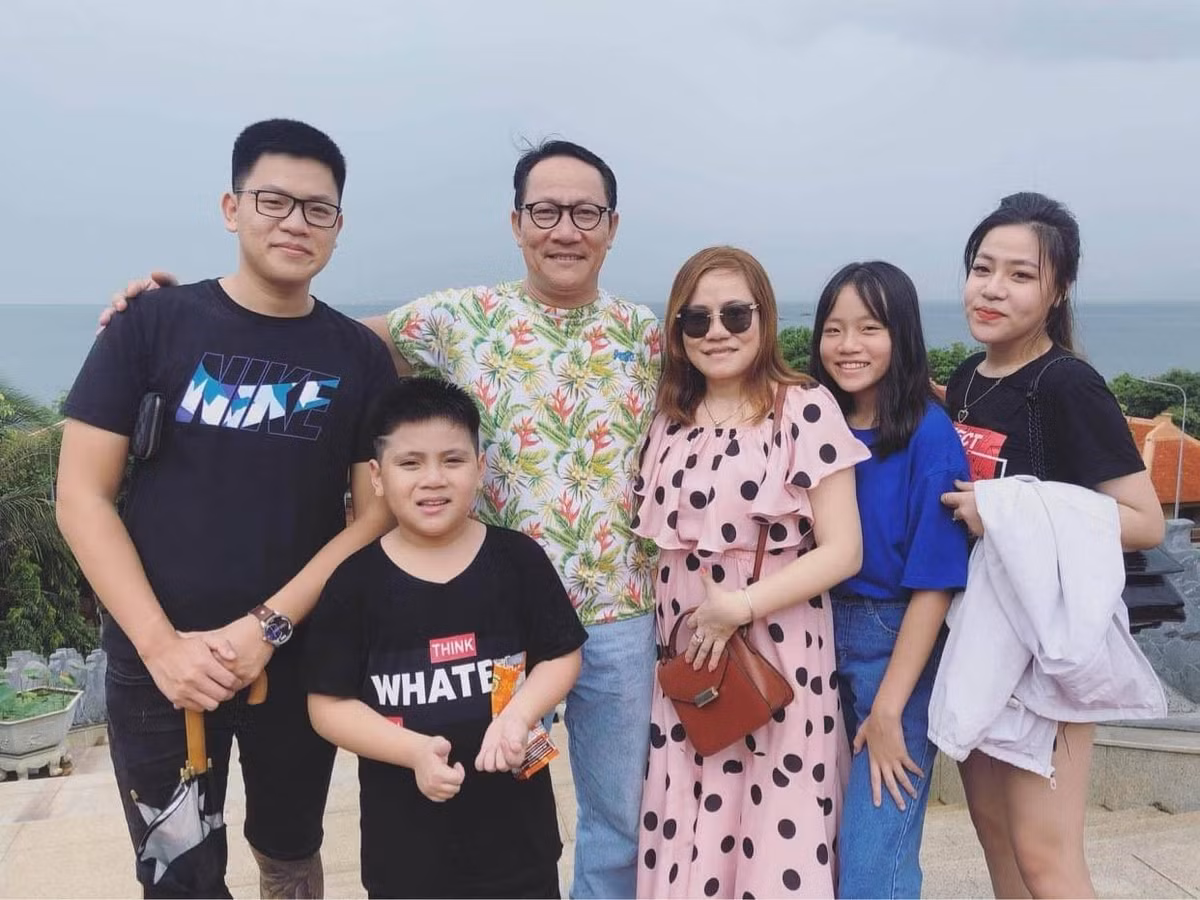 Trong những lần chia sẻ trên truyền thông, nam nghệ sĩ dành nhiều lời "có cánh" gửi tới bà xã - người phụ nữ đã thay anh vun vén, chu toàn cho tổ ấm để chồng yên tâm theo đuổi nghệ thuật.