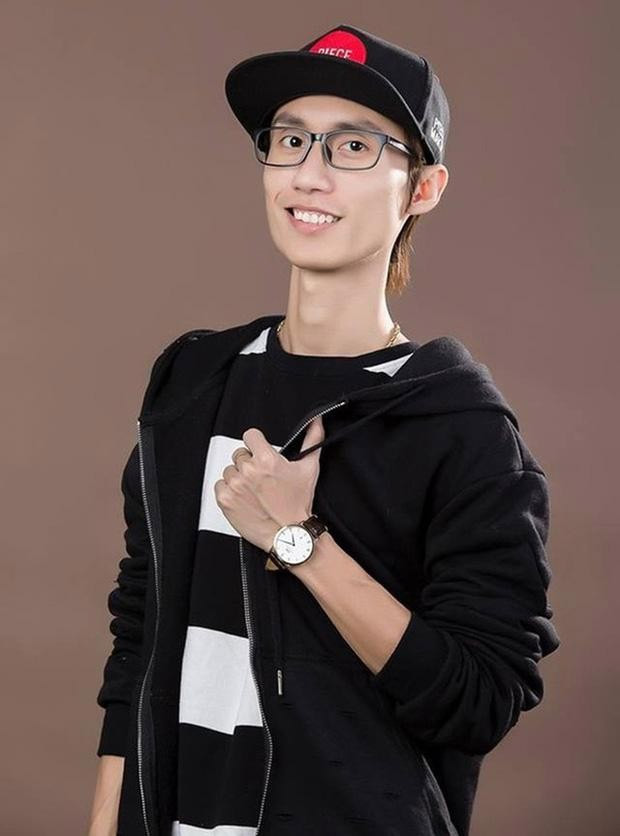 Trước khi chuyển giới, Lynk Lee (tên thật là Tô Mạnh Linh) được biết đến là ca sĩ, nhạc sĩ tài năng với những ca khúc thiên về tuổi học trò như: "Tạm biệt nhé", "Ngày ấy bạn và tôi", "Cho tôi xin một vé đi tuổi thơ"... Sau khi chuyển giới, Lynk Lee đổi tên là Tô Ngọc Bảo Linh.