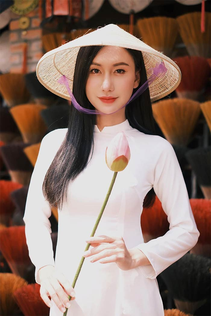 Năm 2021, Lynk Lee hoàn tất phẫu thuật cắt yết hầu ở Thái Lan và mổ thanh quản với mong muốn giọng nói mềm mại, nữ tính hơn. Theo Lynk Lee chia sẻ, cô đã phẫu thuật gần hết các bộ phận trên cơ thể với chi phí ước tính hơn 1 tỷ đồng.