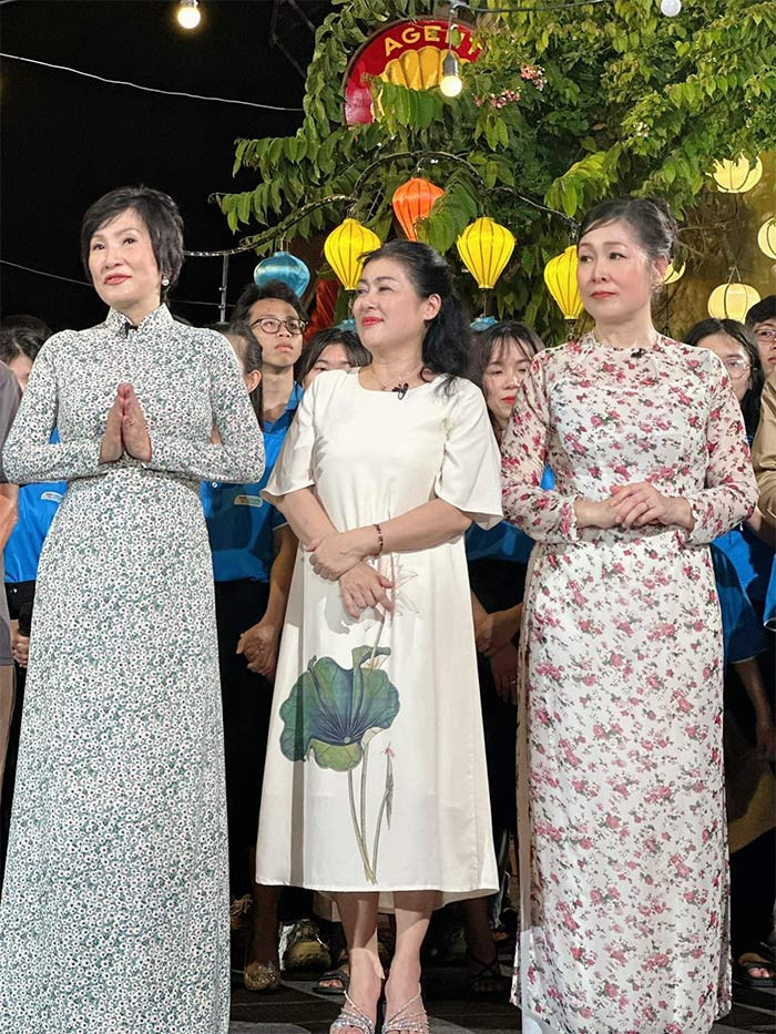 Giảm cân thành công, trang phục mà Hồng Vân mặc nhiều nhất khi đi dự sự kiện là áo dài.