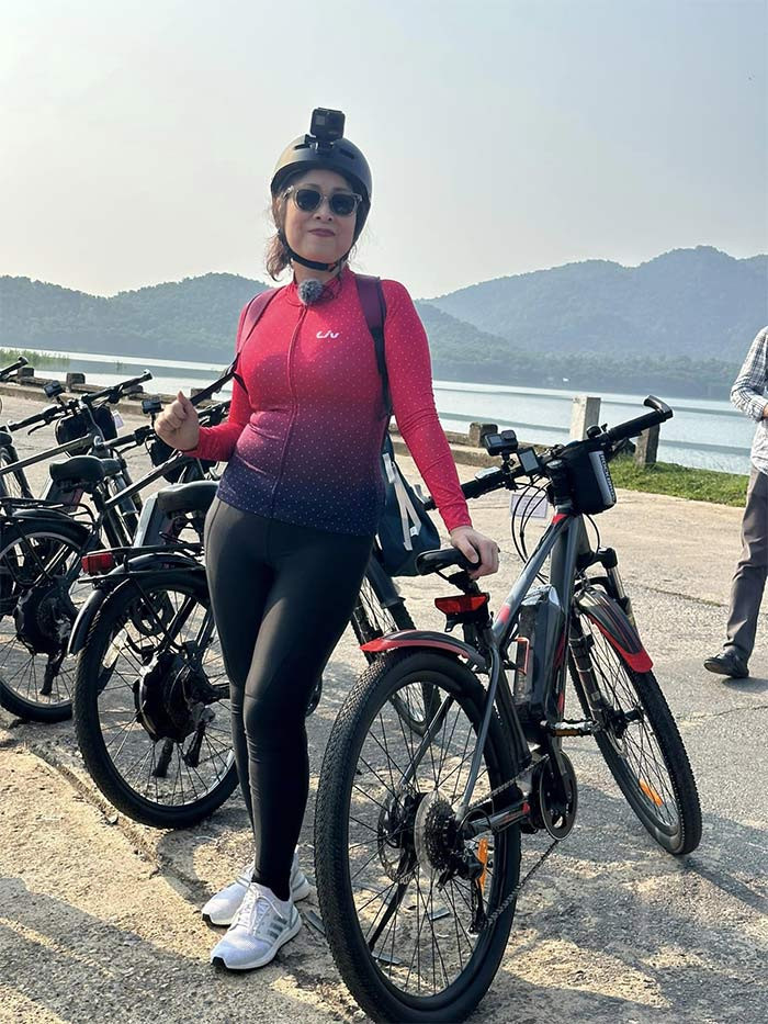 Mới đây, trên trang cá nhân, nghệ sĩ Hồng Vân khoe ảnh hai vợ chồng cô đã giảm cân thành công và chia sẻ bí quyết.