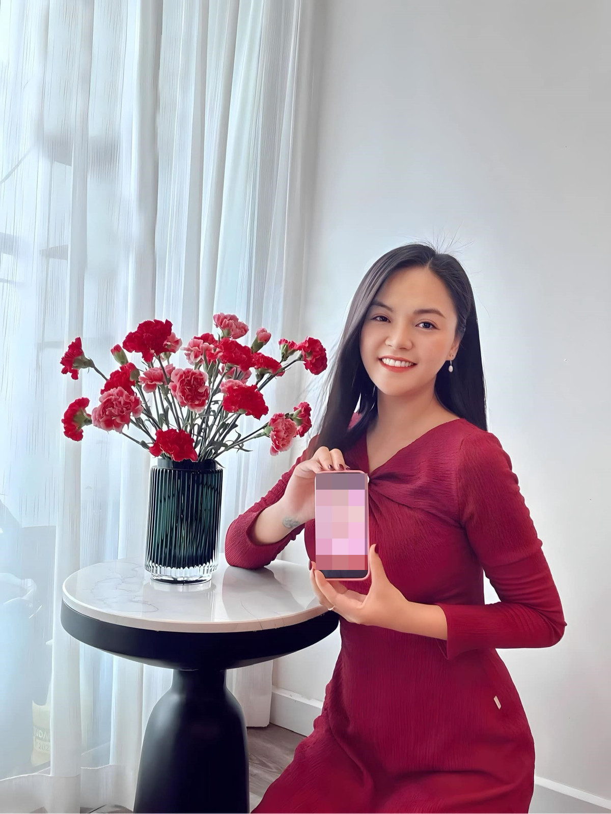 Gần thời điểm biết tin có bầu, nữ diễn viên sinh năm 1988 từng than "nom mặt mũi đúng chiếc bánh Trung thu biết cười", nhưng vẫn được fan khen xinh đẹp hết nấc.