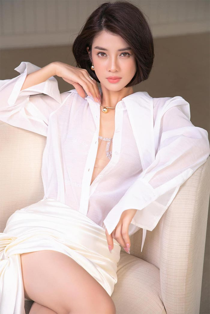 Sau hơn 2 măm phẫu thuật thẩm mỹ, ngoại hình của nữ diễn viên "Đừng nói khi yêu" thăng hạng thấy rõ với khuôn mặt thanh tú, hài hòa.