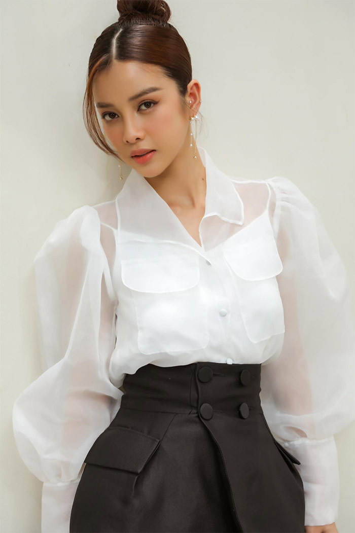 Khuôn mặt của cô hợp với cả style tiểu thư lẫn cool ngầu.