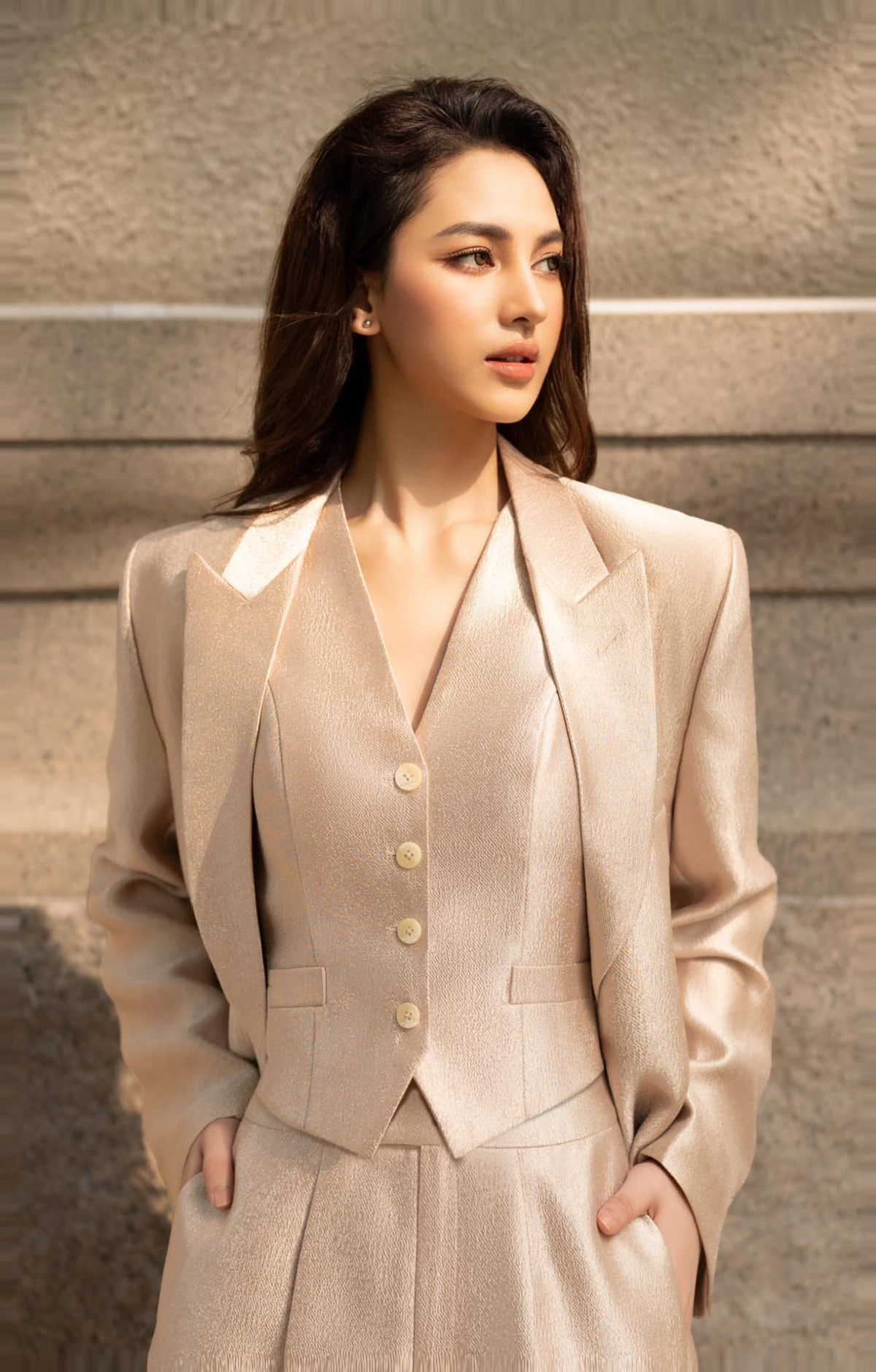  H'Duyên Bkrông đang là gương mặt gây chú ý khi đăng ký dự thi Miss Universe Vietnam 2023. Người đẹp sinh năm 2000, hiện là sinh viên trường Cao đẳng Văn hóa Nghệ thuật Đắk Lắk.