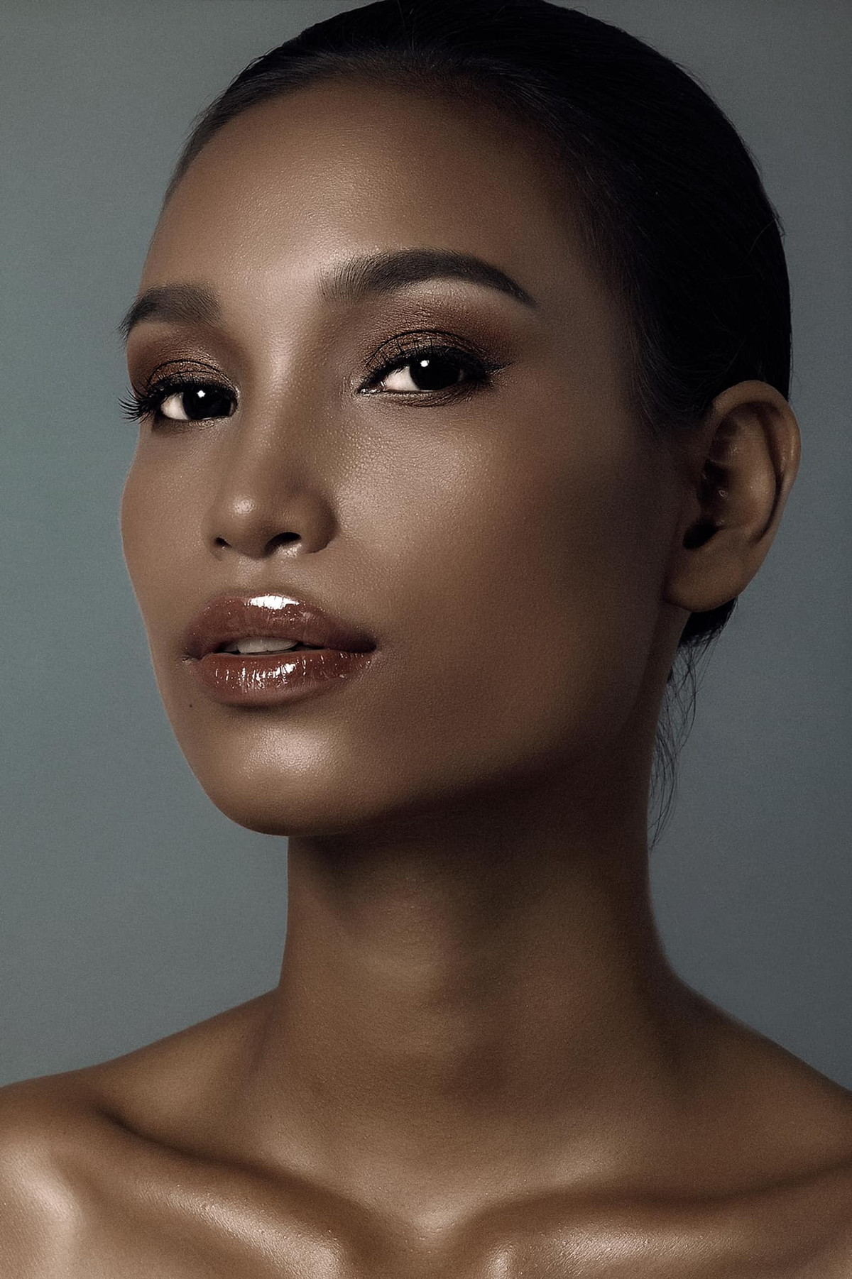  H'Ăng Niê được ví như viên "ngọc trai đen" vì sở hữu làn da nâu quyến rũ của nắng gió đại ngàn. Gương mặt góc cạnh làn nên vẻ đẹp "lạ" của mỹ nhân này.