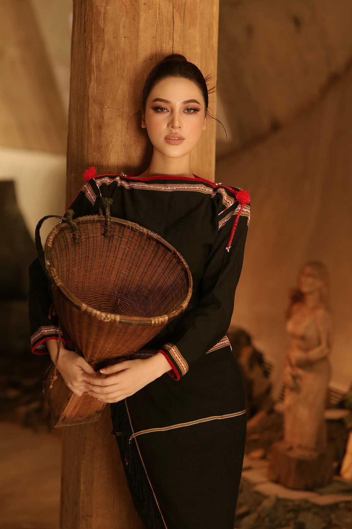 Trong phần giới thiệu bản thân, mỹ nhân Đắk Lắk viết: "Ở quê hương, hầu như các bạn nữ tuổi nhỏ đã xác định phải lấy chồng rất sớm, nhưng may mắn em chỉ muốn sống đam mê với nghệ thuật và muốn được phát triển đúng với lý tưởng của mình. Em có khả năng tốt về nhảy múa, ca hát và đang học thêm thanh nhạc cũng như ngoại ngữ...".