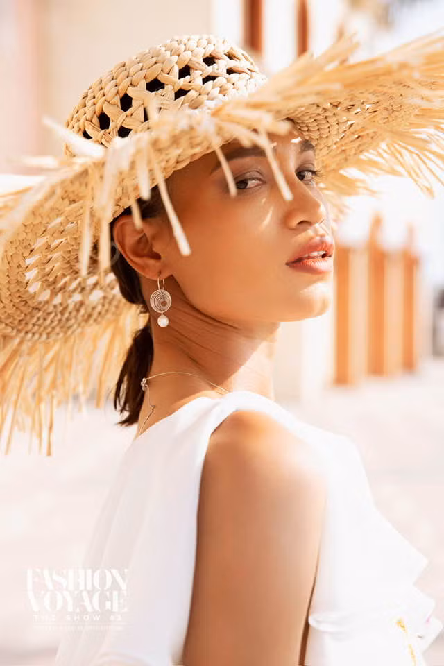 Bên cạnh H'hen Niê, mỹ nhân bằng tuổi cùng quê với cô là H'Ăng Niê cũng từng gây chú ý thi tham gia "chinh chiến" tại các cuộc thi nhan sắc. Mỹ nhân sinh năm 1992 này có lẽ là người đẹp Ê Đê chăm thi sắc đẹp nhất khi 7 lần tham gia các cuộc thi hoa hậu trong nước, trong đó có Hoa hậu Hoàn vũ Việt Nam 2015.