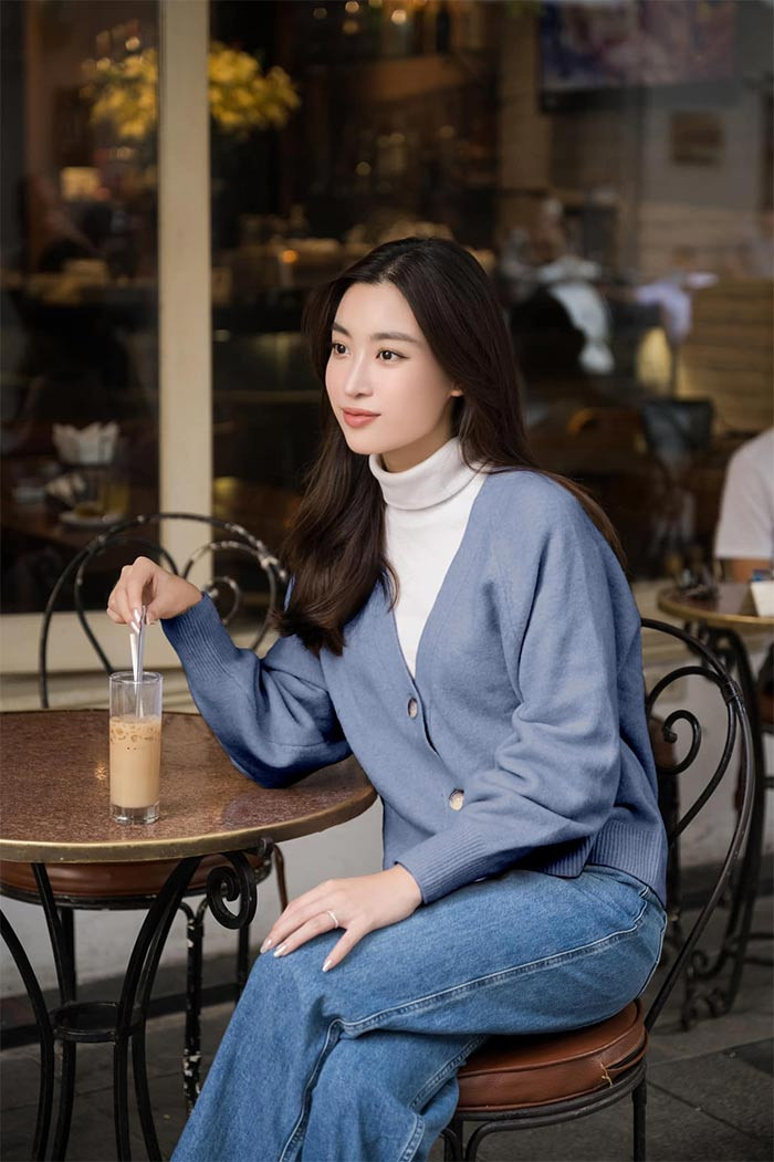 Mỗi khi dạo phố, Hoa hậu Việt Nam 2016 thường chọn phong cách giản dị, gần gũi như quần jeans, áo cardigan. (Ảnh: FBNV)