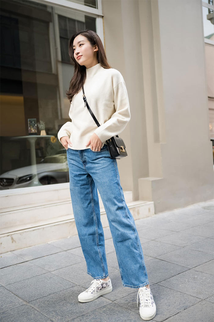 Người đẹp sinh năm 1996 trẻ trung với set đồ quần jeans ống rộng, giầy thể thao, áo len cao cổ. (Ảnh: FBNV)
